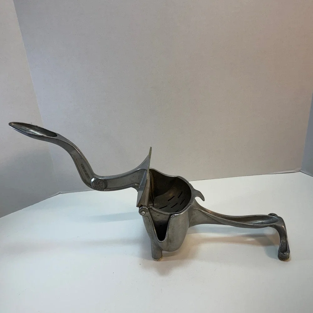 Wear-Ever Citrus Juicer Manual Hand Press Silver Vintage Aluminum No. 334 USA